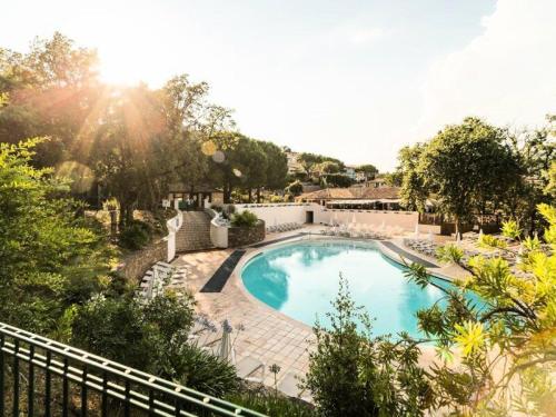 une image d'une piscine dans une cour dans l'établissement Les Bastides aux Restanques du Golfe de St Tropez - maeva Home - Bastide 4 pièces 8 personnes belle vue mer - Prestige - Super Home MAE-4242, à Grimaud