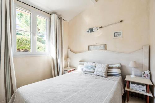 une chambre avec un lit et une fenêtre dans l'établissement Les Bastides aux Restanques du Golfe de St Tropez - maeva Home - Bastide 4 pièces 8 personnes belle vue mer - Prestige - Super Home MAE-4242, à Grimaud