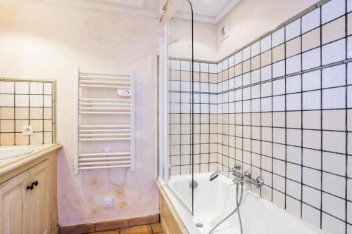 une salle de bain avec une baignoire et un lavabo dans l'établissement Les Bastides aux Restanques du Golfe de St Tropez - maeva Home - Bastide 4 pièces 8 personnes belle vue mer - Prestige - Super Home MAE-4242, à Grimaud