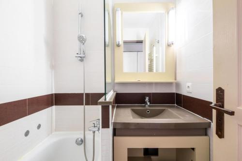 une salle de bain avec un lavabo et une douche dans l'établissement Résidence le Village de Cap Esterel - maeva Home - Appartement 2 pieces 5 personnes Selection MAE-3658, à Saint-Raphaël