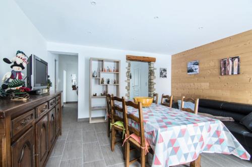 - un salon avec une table, un canapé et une télévision dans l'établissement Chalet Les Ecrins - 3 pièces 6 personnes 4 exposé Sud MAE-8234, à Valloire