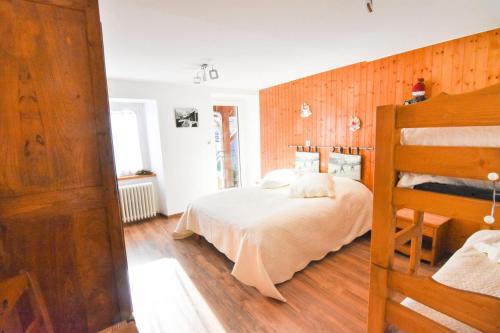 une chambre avec un lit et un mur en bois dans l'établissement Chalet Les Ecrins - 3 pièces 6 personnes 4 exposé Sud MAE-8234, à Valloire