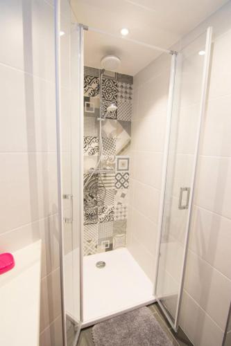 une douche avec une porte vitrée dans une salle de bain dans l'établissement Chalet Les Ecrins - 3 pièces 6 personnes 4 exposé Sud MAE-8234, à Valloire