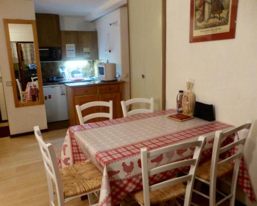 kuchnia ze stołem i krzesłami, stołem i szezlongiem w obiekcie Résidence Plan Soleil - Studio pour 4 Personnes 64 w mieście Valloire