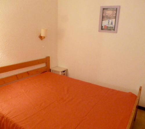 une chambre avec un lit en bois dans une pièce dans l'établissement Résidence Plan Soleil - Studio 2 cabines 4 personnes exposé Ouest MAE-8364, à Valloire