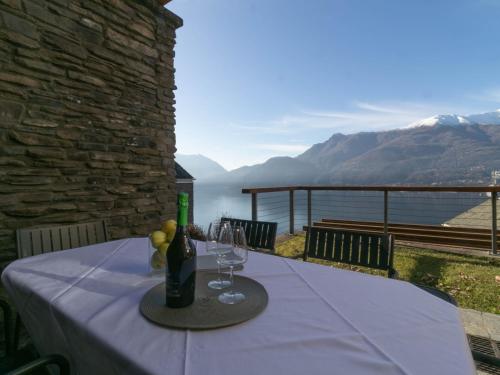 uma mesa com uma garrafa de vinho e copos de vinho em Mamma Ciccia - breathtaking views with pool area em Bellano