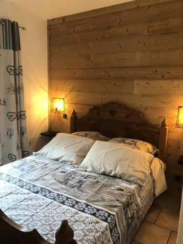 - une chambre avec un lit et un mur en bois dans l'établissement Chalet Colenfrey - Chalet 5 pièces 10 personnes 4 étoiles exposé Sud MAE-8314, à Valloire