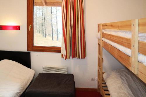 une chambre avec deux lits superposés et une fenêtre dans l'établissement Chalet La Combe D Or - Superbe chalet 10 personnes MAE-3574, à Le Mélézet
