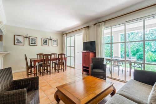 Zdjęcie z galerii obiektu Les Villas aux Restanques du Golfe de St Tropez - maeva Home - Villa 3 pièces avec terrasse vue jardin 6 personnes - Sélection MAE-5153 w mieście Grimaud