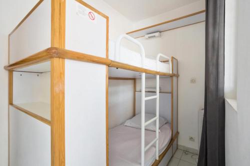 Ce lit superposé se trouve dans un dortoir doté de lits superposés. dans l'établissement Résidence le Village de Cap Esterel - maeva Home - Studio 5 personnes - Budget MAE-5883, à Saint-Raphaël