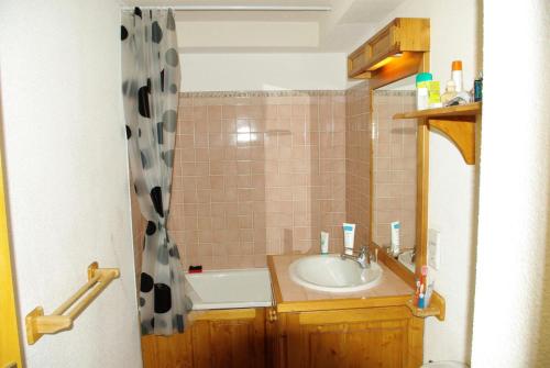 une salle de bain avec un lavabo et un rideau de douche dans l'établissement Résidence Bon Accueil - Studio 3 personnes 2 exposé Ouest MAE-8544, à Valloire