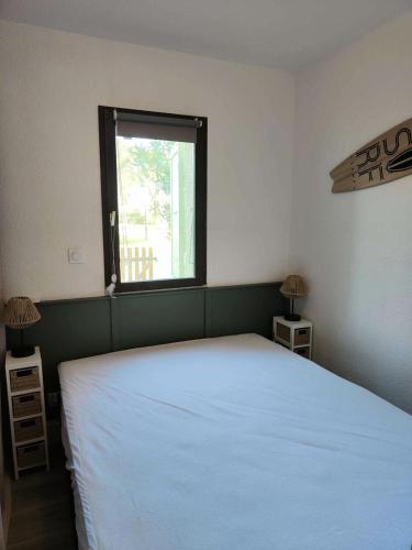 une chambre avec un lit blanc et une fenêtre dans l'établissement Résidence Antigua - T2 4 couchages LE BARCARES - CLIMATISATION en option MAE-7984, au Barcarès