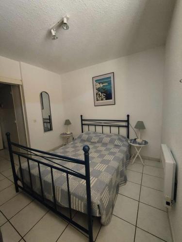 - une chambre avec un lit, deux tables et une télévision dans l'établissement Résidence Palmyra - Appartement 2 pièces au rez-de-chaussée à LE BARCARES - CAP COUDALERE MAE-8004, au Barcarès
