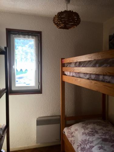 une chambre avec un lit superposé et une fenêtre dans l'établissement Résidence Carene - 2 pièces 4 personnes 2 exposé Est MAE-8574, à Valloire