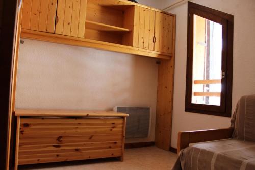 une chambre avec un lit, une commode et une fenêtre dans l'établissement Residence Tigny - Duplex 4 pièces 6 personnes 3 exposé Nord Est MAE-8584, à Valloire