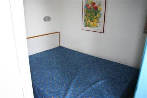 - une petite chambre avec un lit bleu dans l'établissement Résidence Caraibes - Appartement 2 pièces au 1er étage à LE BARCARES - CAP COUDALERE MAE-8334, au Barcarès