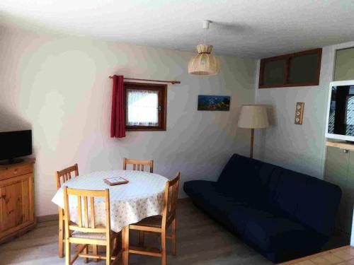 un salon avec une table et un canapé dans l'établissement Résidence La Croix Du Sud - Studio Cabine 4/5 personnes 2 exposé Sud MAE-8614, à Valloire
