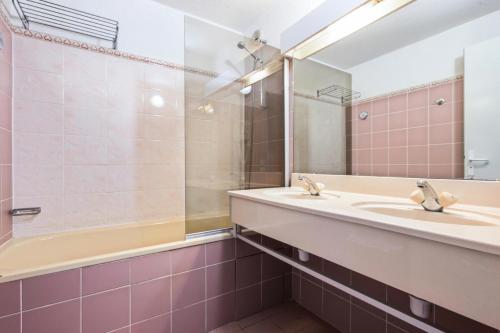 une salle de bain avec deux lavabos et une douche dans l'établissement Résidence Les Bergers - maeva Home - Studio 4 personnes Budget MAE-9504, à Huez