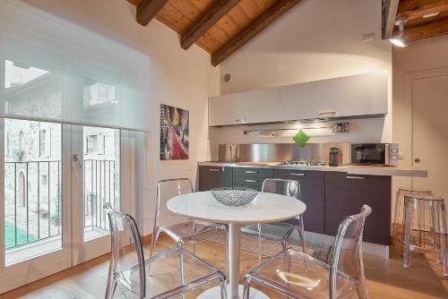 uma cozinha com mesa e cadeiras num quarto em Casa Cozy - La Guarida em Pradamano