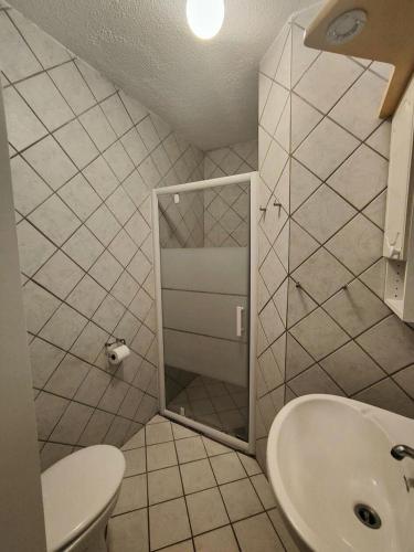 une salle de bain avec toilettes et lavabo dans l'établissement Résidence Palmyra - Appartement 2 pièces 4 couchages LE BARCARES MAE-5754, au Barcarès