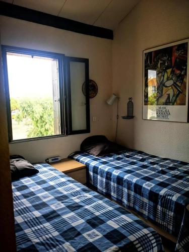 Cette chambre comprend 2 lits et une fenêtre. dans l'établissement Résidence Parc Et Avenue Dominica - Appartement 2 pièces 4 couchages LE BARCARES - CLIMATISATION EN OPTION MAE-5784, au Barcarès