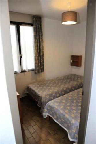 une petite chambre avec deux lits et une fenêtre dans l'établissement Résidence Grenada - Appartement 4 pièces au rez-de-chaussée à LE BARCARES - CAP COUDALERE MAE-6954, au Barcarès