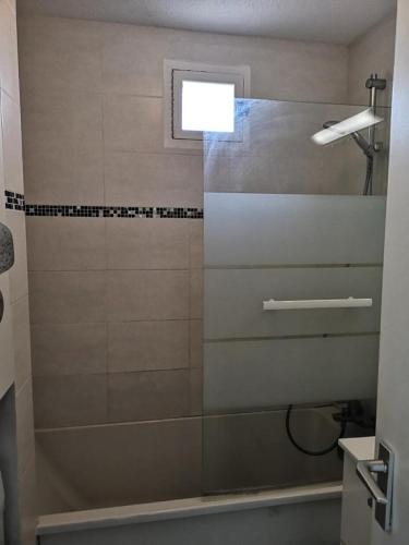 une salle de bain avec une douche avec une porte vitrée dans l'établissement Résidence Grenada - Appartement 4 pièces au rez-de-chaussée à LE BARCARES - CAP COUDALERE MAE-6954, au Barcarès