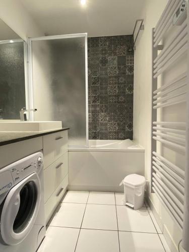 une salle de bain blanche avec une machine à laver à l'intérieur dans l'établissement Residence Tigny - 2 pièces cabine 4 personnes exposé sud MAE-8754, à Valloire