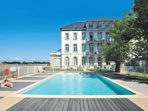 une grande piscine devant un immeuble dans l'établissement Résidence Saint Goustan - maeva Home - Studio 3 Personnes Budget - Vue mer MAE-9856, au Croisic