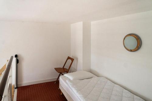une petite chambre avec un lit et un miroir dans l'établissement Résidence Saint Goustan - maeva Home - Studio 3 Personnes Budget - Vue mer MAE-9856, au Croisic
