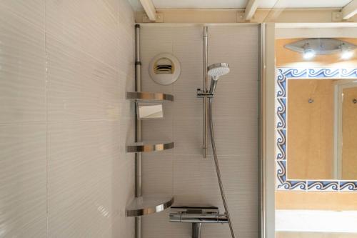 une douche avec pommeau de douche dans une salle de bain dans l'établissement Résidence Saint Goustan - maeva Home - Studio 3 Personnes Budget - Vue mer MAE-9856, au Croisic
