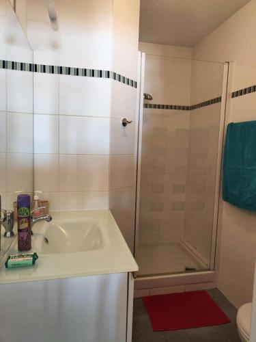 une salle de bain avec un lavabo et une douche dans l'établissement Résidence Bar054-le Barcares - Appartement 2 pièces au rez-de-chaussée à LE BARCARES - CAP COUDALERE MAE-1664, au Barcarès