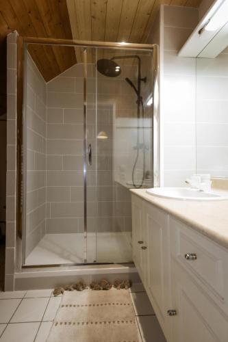 une salle de bain avec une douche avec une porte vitrée dans l'établissement Résidence Plan Soleil - 2 pièces cabine 6 personnes 3 exposé Est MAE-8824, à Valloire