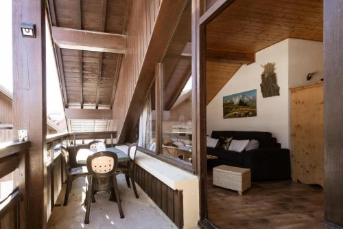 un salon avec une grande fenêtre et un canapé dans l'établissement Résidence Plan Soleil - 2 pièces cabine 6 personnes 3 exposé Est MAE-8824, à Valloire