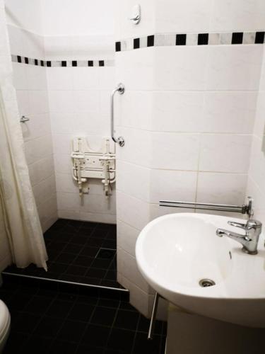 une salle de bain blanche avec un lavabo et des toilettes dans l'établissement Résidence Palmyra - Appartement 2 pièces avec wifi au rez-de-chaussée à LE BARCARES - CAP COUDALERE MAE-4404, au Barcarès