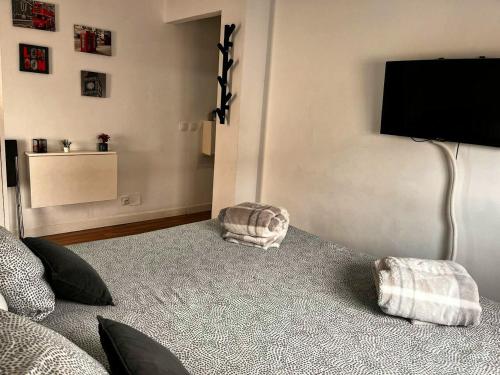 ein Wohnzimmer mit Sofa und Fernseher in der Unterkunft Charming apartment in Cártama, 30 m² with terrace in Cártama