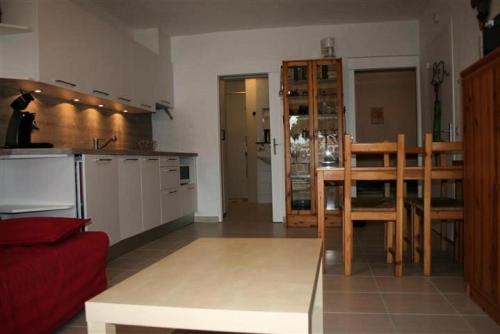 ein Wohnzimmer mit einer Küche und einem Esszimmer in der Unterkunft Résidence Palmyra - 2 Pièces pour 4 Personnes 414 in Le Barcarès