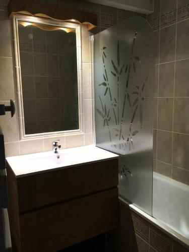 une salle de bain avec un lavabo, un miroir et une baignoire dans l'établissement Résidence Gentiane Hameau De La Vallee D'or - 2 pièces 4 personnes 3 exposé Sud MAE-8884, à Valloire