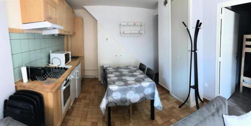 une petite cuisine avec une table dans une pièce dans l'établissement Résidence Les Alpages - 2 pièces 5 personnes exposé Nord-Est MAE-8854, à Valloire