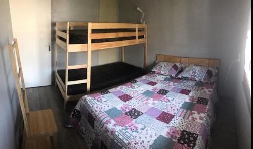 une chambre avec un lit et un lit superposé dans l'établissement Résidence Les Alpages - 2 pièces 5 personnes exposé Nord-Est MAE-8854, à Valloire