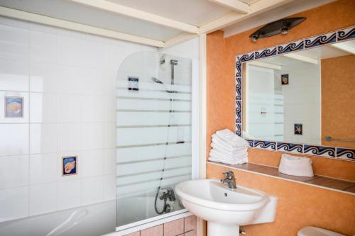 une salle de bain avec un lavabo et une douche dans l'établissement Résidence Saint Goustan - maeva Home - Studio 3 personnes Budget - Vue mer MAE-0472, au Croisic