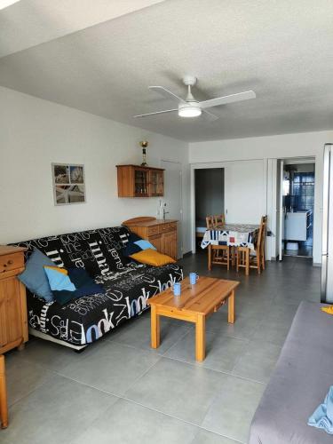 une chambre avec un lit et une table dedans dans l'établissement Résidence Palmyra - Appartement T2 au rez-de-chaussée à LE BARCARES-CAP COUDALERE MAE-6904, au Barcarès