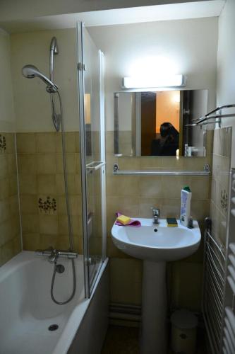 une salle de bain avec un lavabo, une douche et une baignoire dans l'établissement Résidence Les Bergers - 2 pièces cabine 4 personnes exposé Nord-Ouest MAE-8954, à Valloire