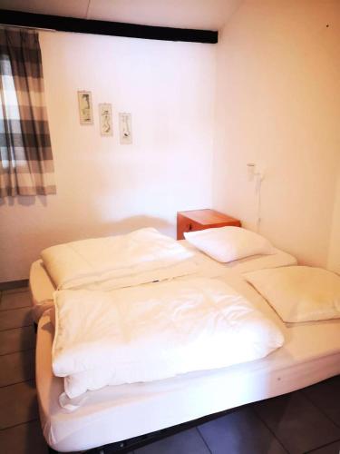 deux lits jumeaux dans une chambre avec un mur dans l'établissement Résidence Palmyra - T 2 - 4 PERS. LE BARCARES - piscine incluse MAE-2624, au Barcarès