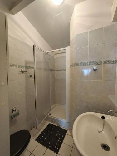 une salle de bain avec une douche, une baignoire et un lavabo dans l'établissement Résidence Palmyra - T 2 - 4 PERS. LE BARCARES - piscine incluse MAE-2624, au Barcarès