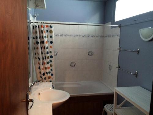 une salle de bain avec une baignoire, un lavabo et une douche dans l'établissement Residence Galibier - 2 pièce 5 personnes exposé sud est MAE-8894, à Valloire