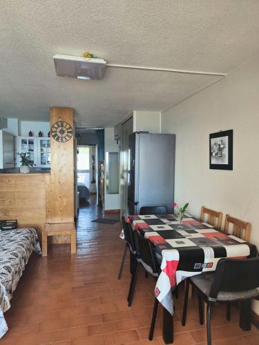 une pièce avec une table, des chaises et un lit dans l'établissement Résidence Pointe Vermeille - Appartement T2 Cabine 6 pers- Les pieds dans l'eau MAE-3984, au Barcarès
