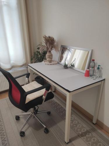 a desk with a chair and a mirror on it at Chambres Senonches centre-ville in Senonches