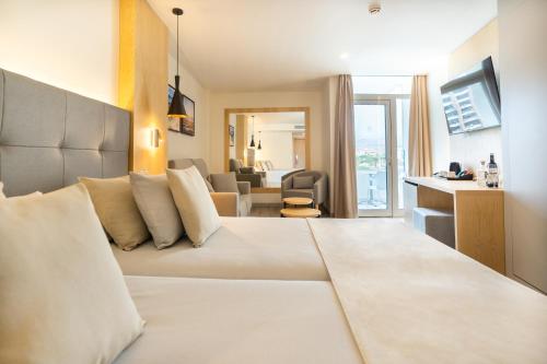 een hotelkamer met een bed en een woonkamer bij HL Rondo Hotel in Playa del Inglés