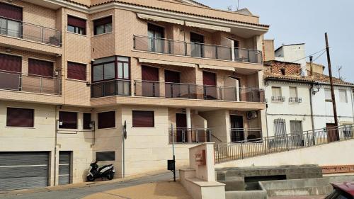 カラバカ・デ・ラ・クルスにあるApartamento Romeroの建物の前に駐車されたバイク